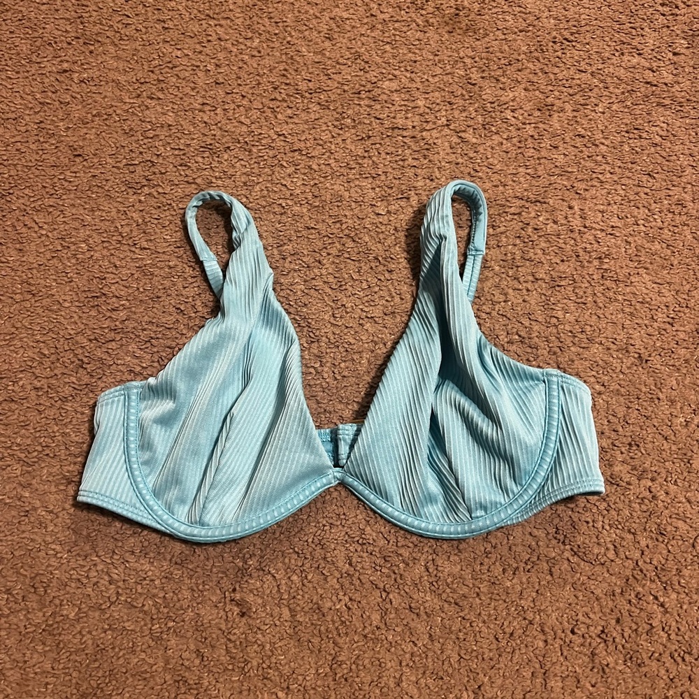 Hollister size large bikini top